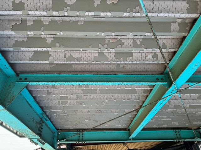 折半屋根のペフの剥がれ